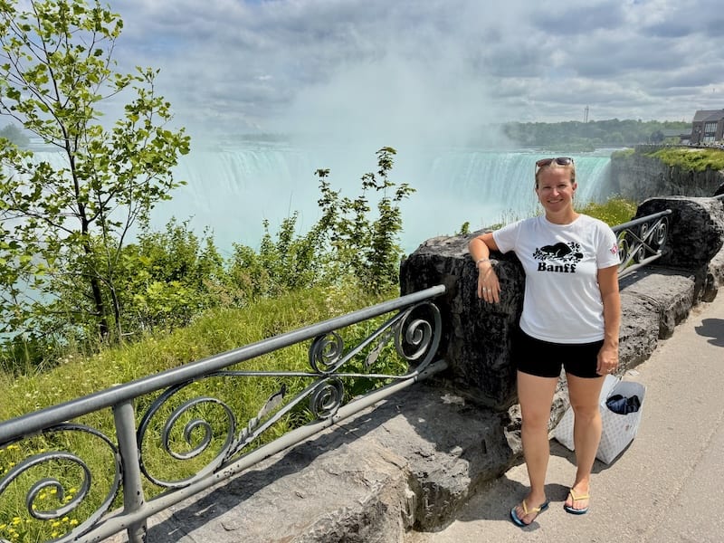 Das Foto täuscht: Neben uns spazieren zum Zeitpunkt, als wir die Niagarafälle wieder verlassen, zig Tausende Menschen - der Besuch ist zu bestimmten Jahreszeiten ein wirkliches Massenphänomen.