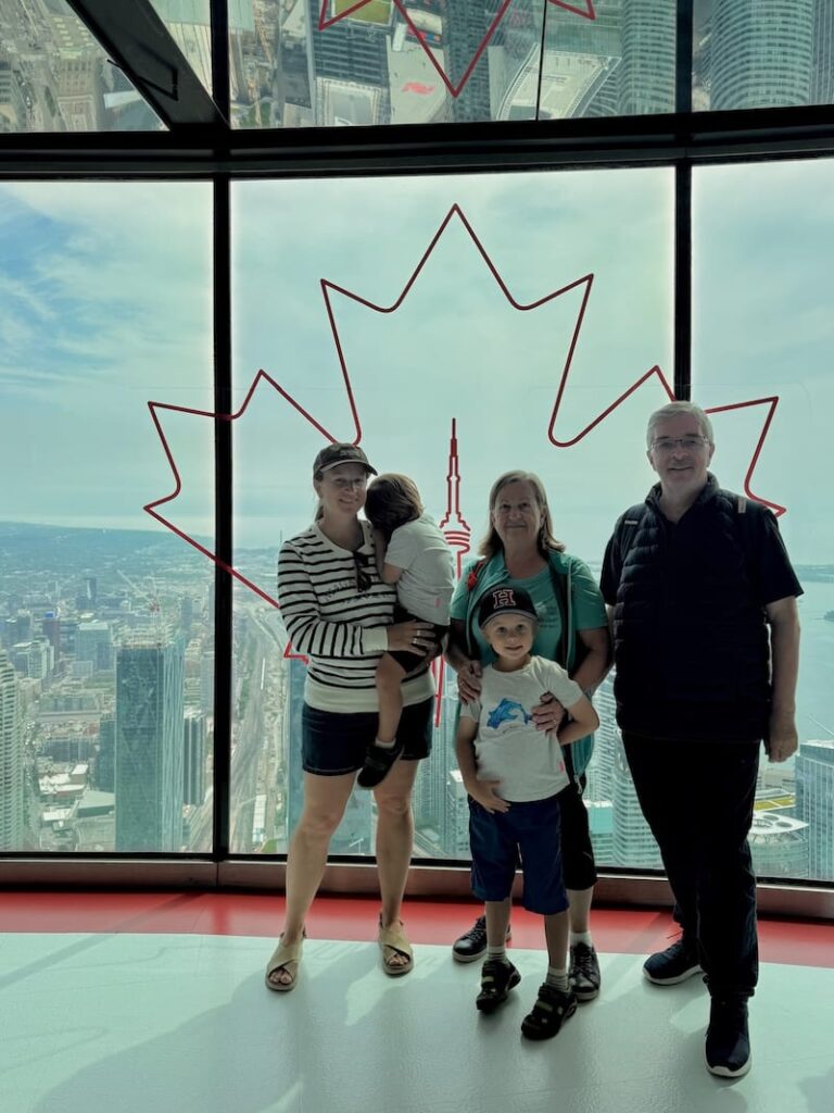 360 Grad Panorama über Toronto vom CN Tower aus genießen. Das Preis-Leistungs-Verhältnis für den Besuch empfanden wir als gut.