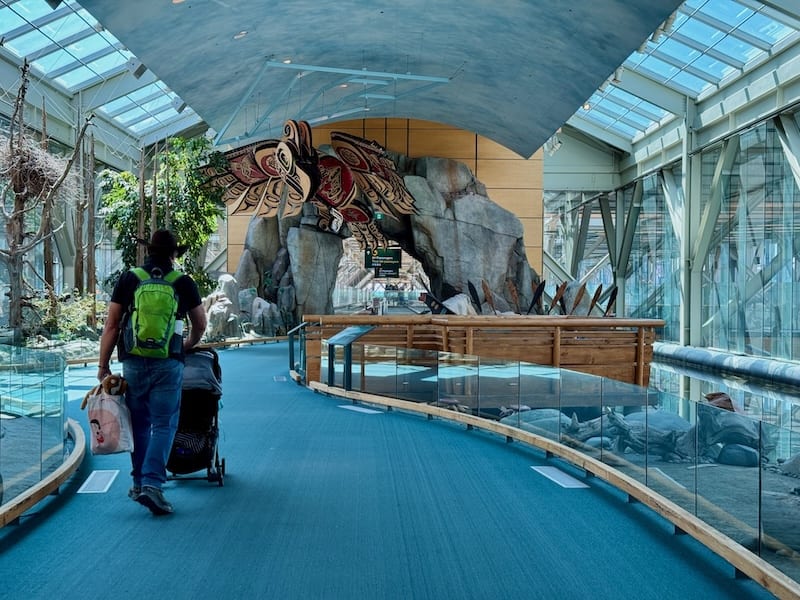 Hello and welcome to Vancouver, Western Canada: The reception at the airport is more reminiscent of a museum visit than the usual bland airport décor.