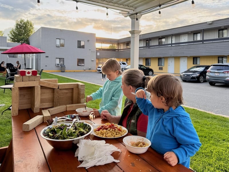 We are lucky and are allowed to park our (self-sufficient) motorhome in the car park of the motel where my parents have booked a room, which also has a small barbecue area, kitchen and swimming pool!