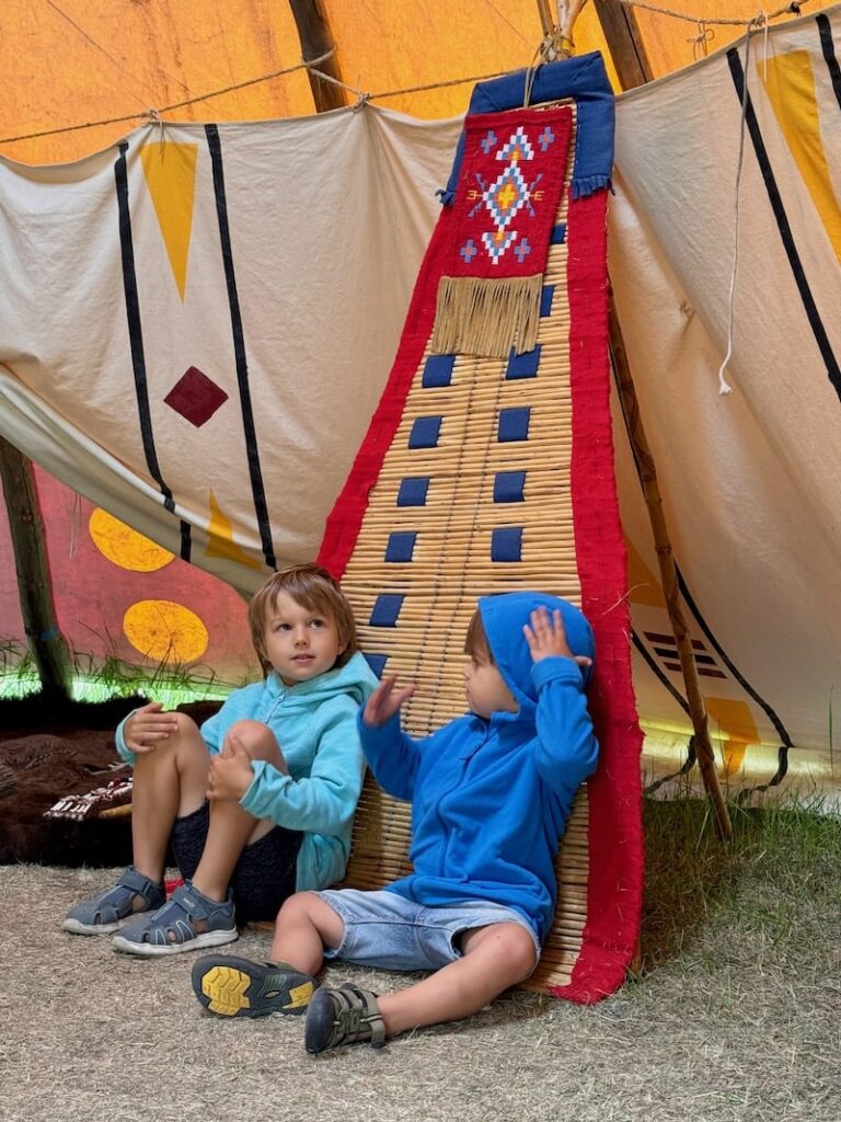 The history of the First Nations is also taken into account here: we are guests in a real prairie tepee, where we learn about life before the arrival of European settlers.