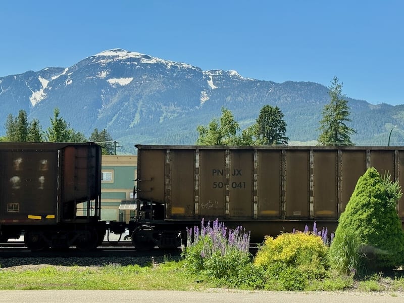 Outside the door, kilometre-long freight trains pass by. Be careful when planning your route: they can sometimes stand across the entire town for hours!