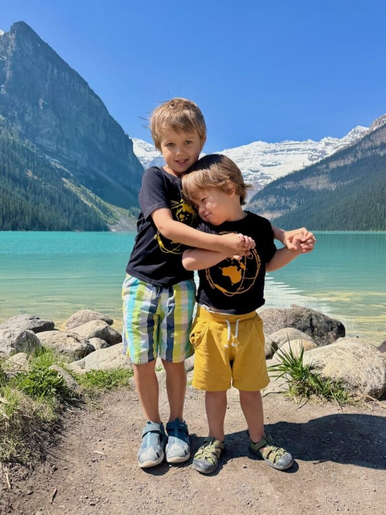 Eines meiner Lieblings-Fotos unserer gesamten #CreativElenaRTW Weltreise: Unsere beiden Kinder vor dem Lake Louise in den kanadischen Rocky Mountains.